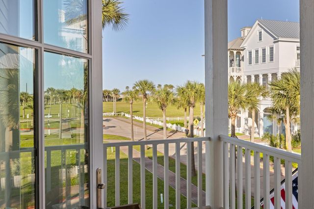 2646 E Seaside Drive, Galveston, TX 77550