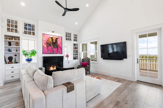 2646 E Seaside Drive, Galveston, TX 77550