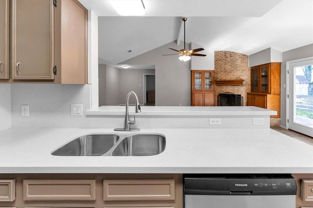 3353 Knob Oaks Drive, Huntsville, TX 77340