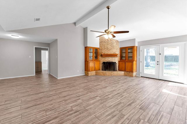 3353 Knob Oaks Drive, Huntsville, TX 77340