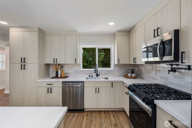 8226 Meridian Avenue N, Seattle, WA 98103