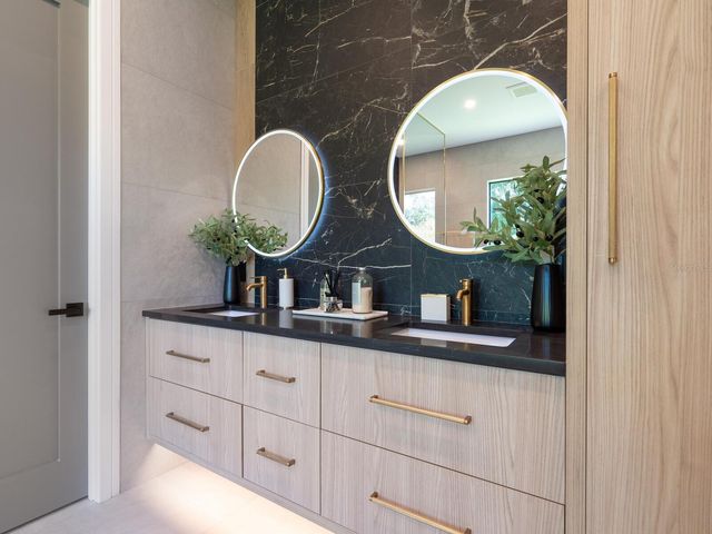 2467 HYDE PARK STREET, Sarasota, FL 34239