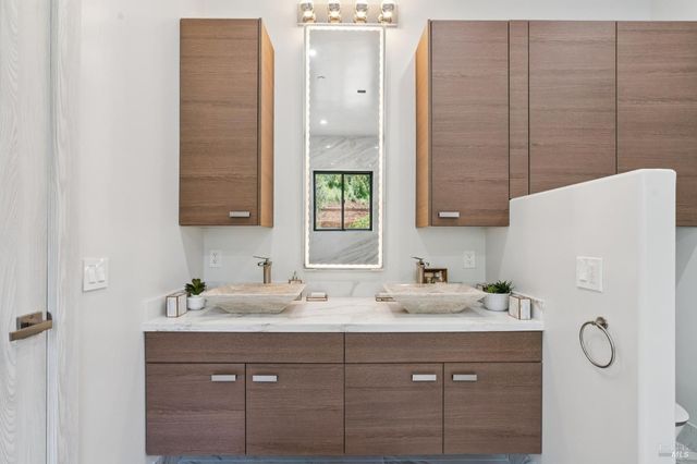 8353-8349 W Dry Creek Rd, Healdsburg, CA 95448