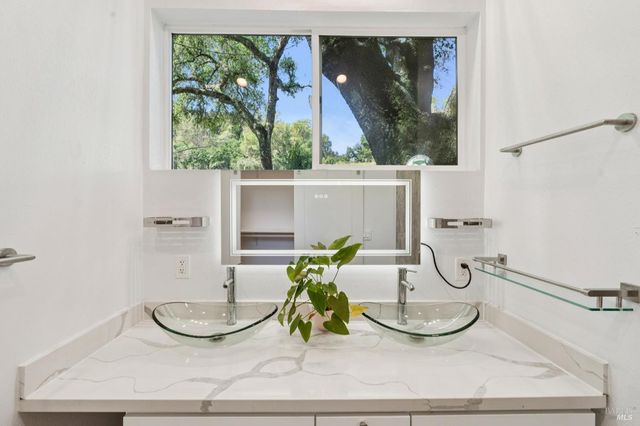 8353-8349 W Dry Creek Rd, Healdsburg, CA 95448