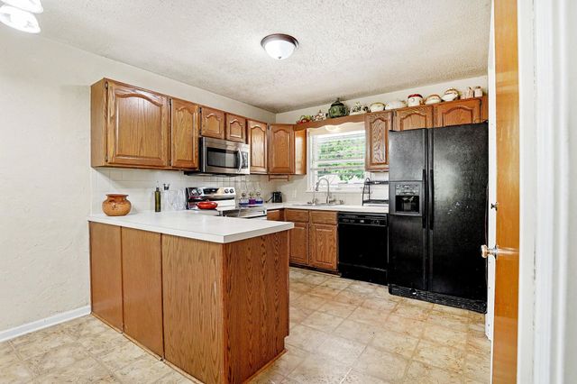 2835 E Aloma, Wichita, KS 67211