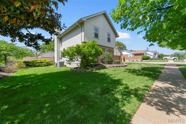 7039 Broken Oak Drive, St Louis, MO 63129