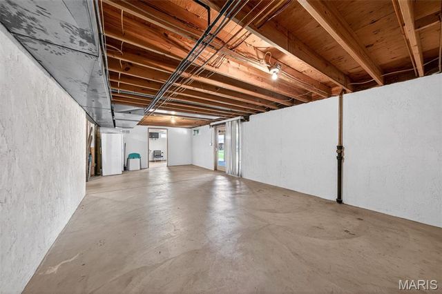 7039 Broken Oak Drive, St Louis, MO 63129