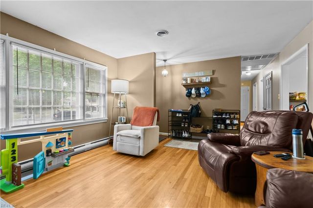 228 Shadywood DR, Newport News, VA 23602