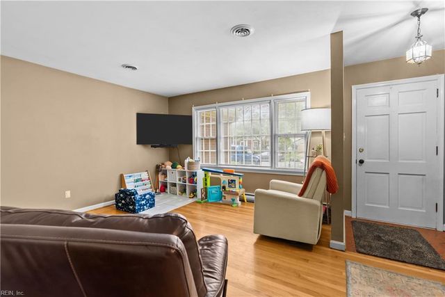 228 Shadywood DR, Newport News, VA 23602