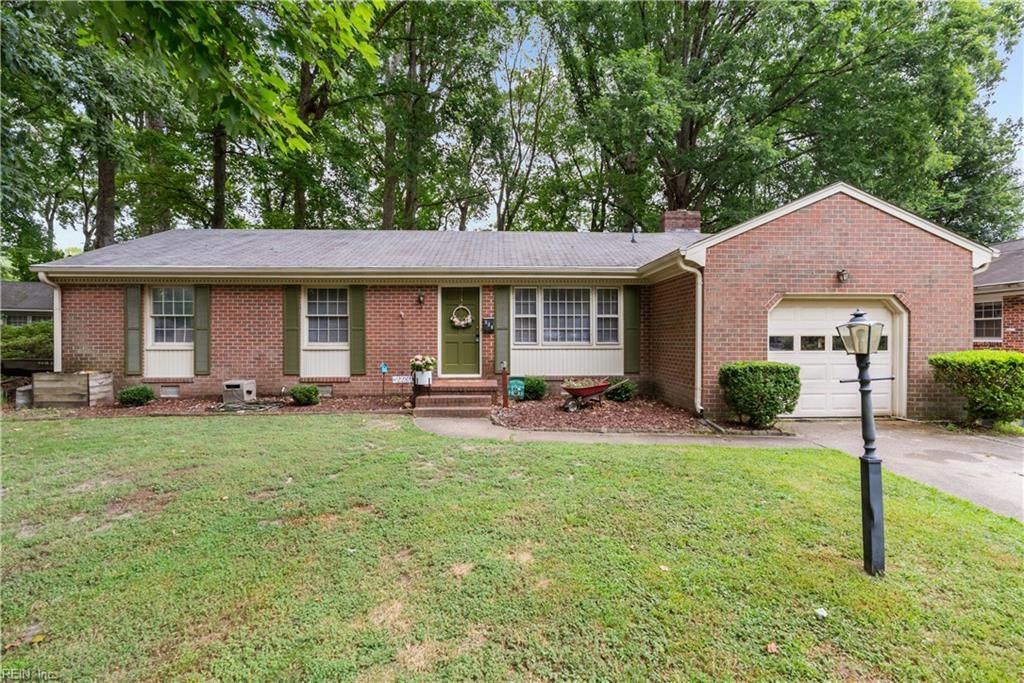 228 Shadywood DR, Newport News, VA 23602