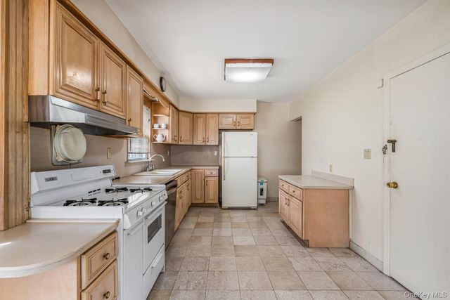 8315 264th Street, Glen Oaks, NY 11004