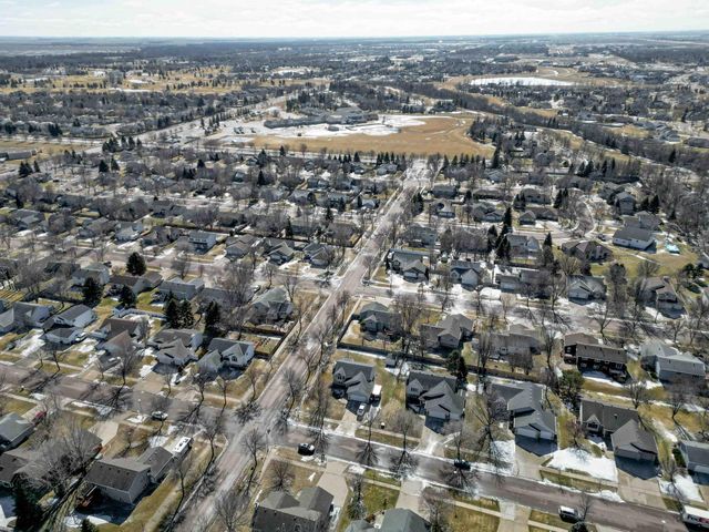 2808 38th Avenue S, Fargo, ND 58104