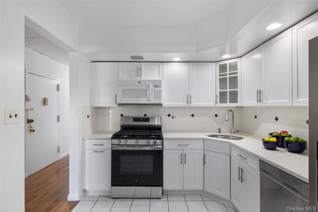 7111 Sutton Place 3, Fresh Meadows, NY 11365