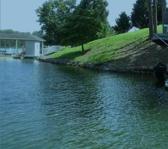 54 Hideaway LN, Moneta, VA 24121