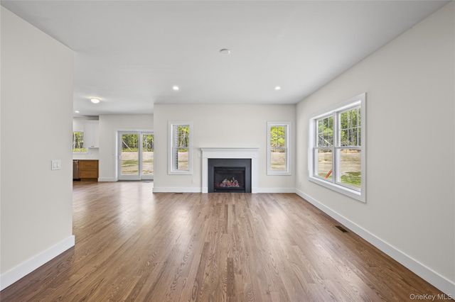 5 Jersey Avenue, Miller Place, NY 11764
