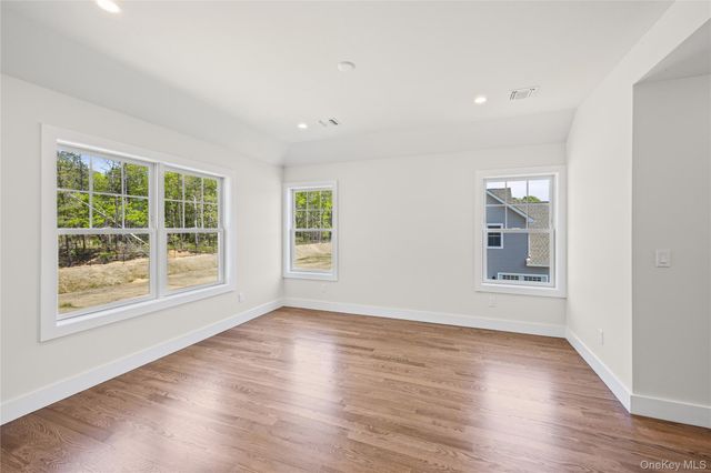 5 Jersey Avenue, Miller Place, NY 11764