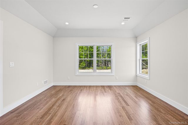 5 Jersey Avenue, Miller Place, NY 11764