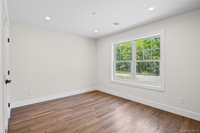 5 Jersey Avenue, Miller Place, NY 11764