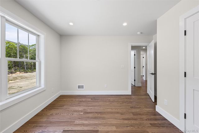 5 Jersey Avenue, Miller Place, NY 11764