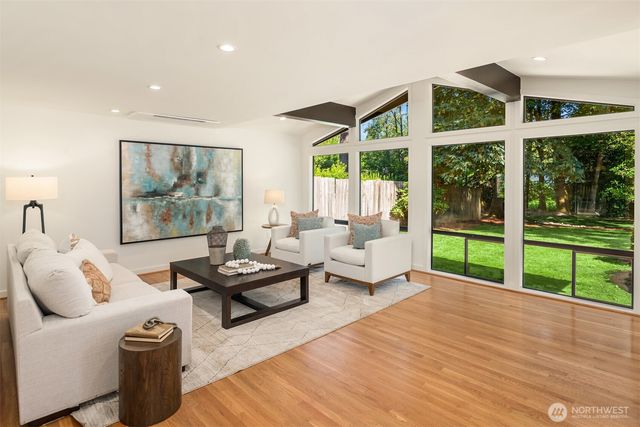 10044 Slater Avenue NE, Kirkland, WA 98033