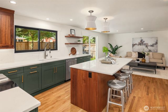 10044 Slater Avenue NE, Kirkland, WA 98033