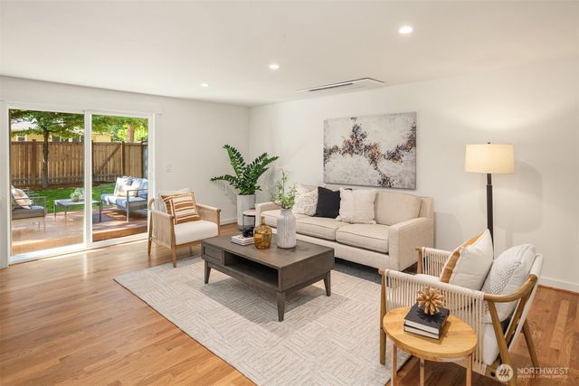 10044 Slater Avenue NE, Kirkland, WA 98033