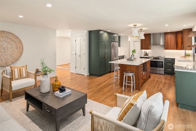 10044 Slater Avenue NE, Kirkland, WA 98033