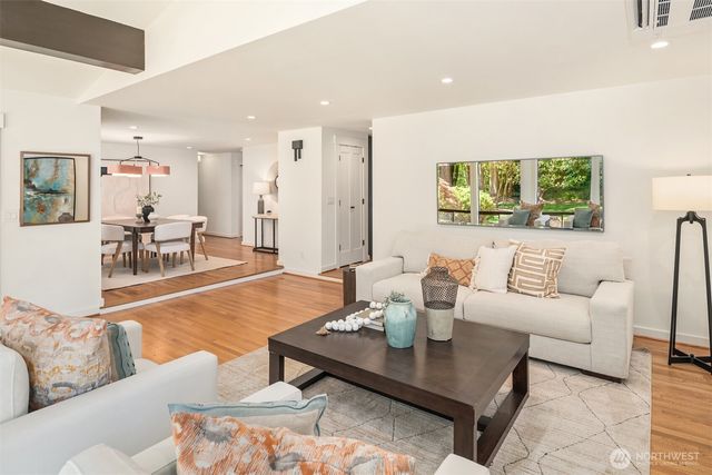 10044 Slater Avenue NE, Kirkland, WA 98033