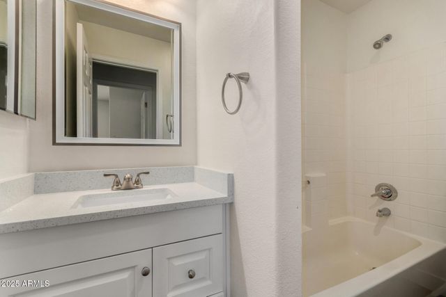 2838 E TRACY Lane 3, Phoenix, AZ 85032