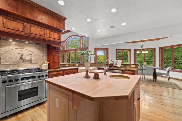 N69W34498 Oconomowoc ROAD, Oconomowoc, WI 53066
