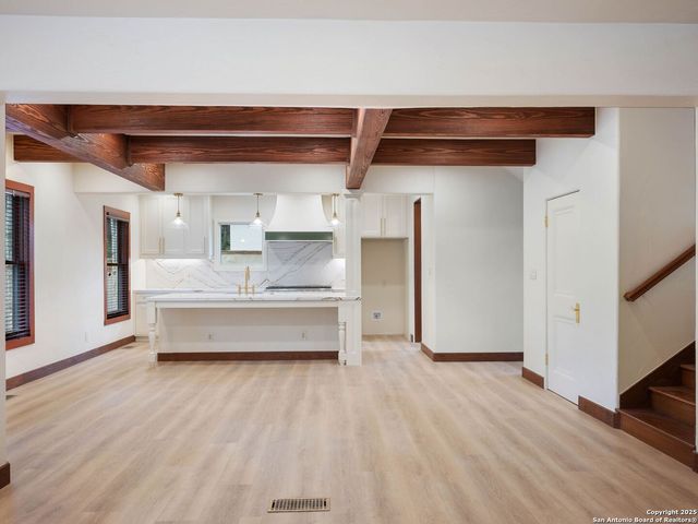 421 E Hildebrand, San Antonio, TX 78212