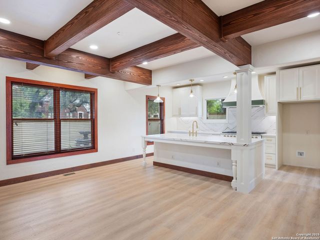 421 E Hildebrand, San Antonio, TX 78212