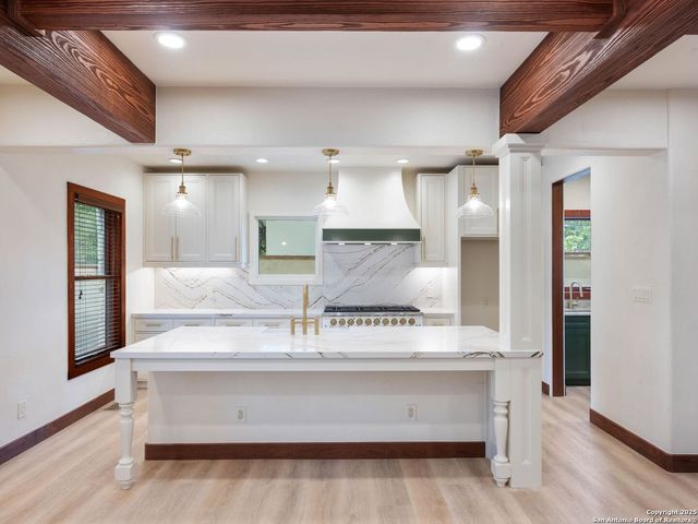 421 E Hildebrand, San Antonio, TX 78212