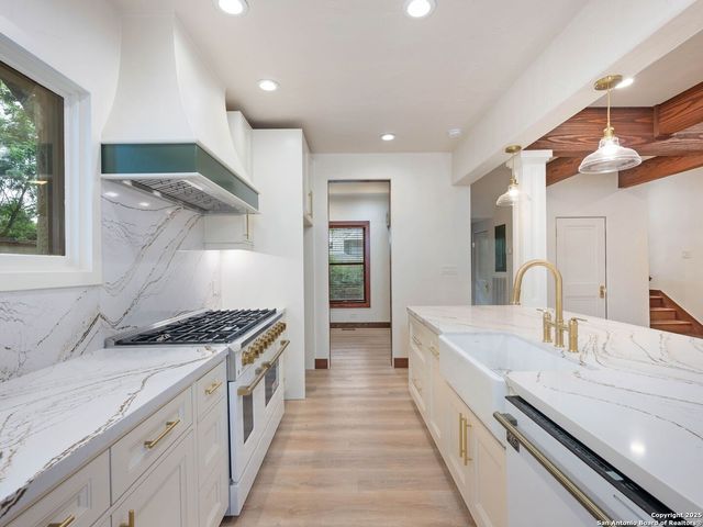 421 E Hildebrand, San Antonio, TX 78212