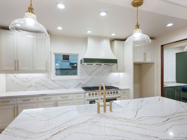 421 E Hildebrand, San Antonio, TX 78212