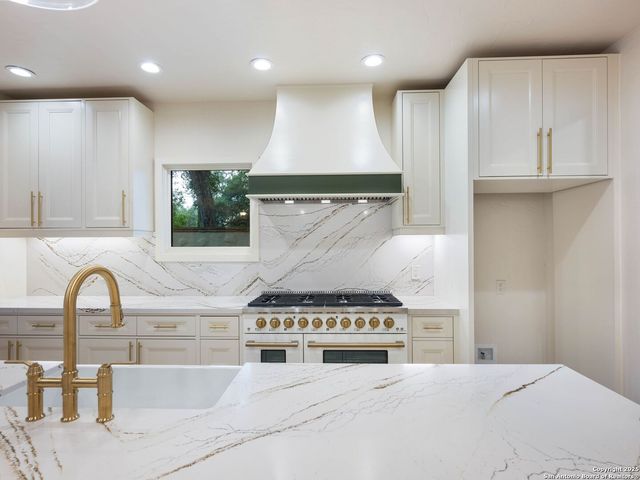 421 E Hildebrand, San Antonio, TX 78212