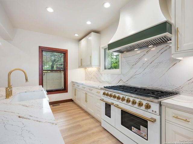 421 E Hildebrand, San Antonio, TX 78212