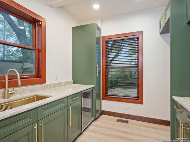 421 E Hildebrand, San Antonio, TX 78212