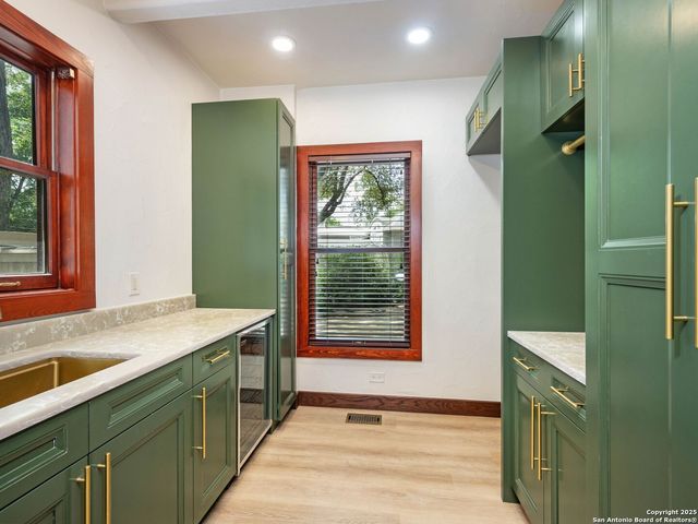 421 E Hildebrand, San Antonio, TX 78212
