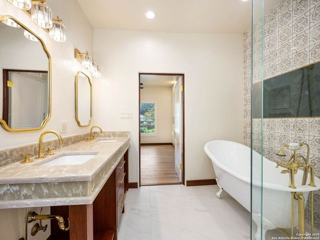 421 E Hildebrand, San Antonio, TX 78212