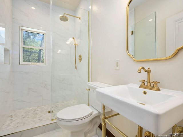 421 E Hildebrand, San Antonio, TX 78212