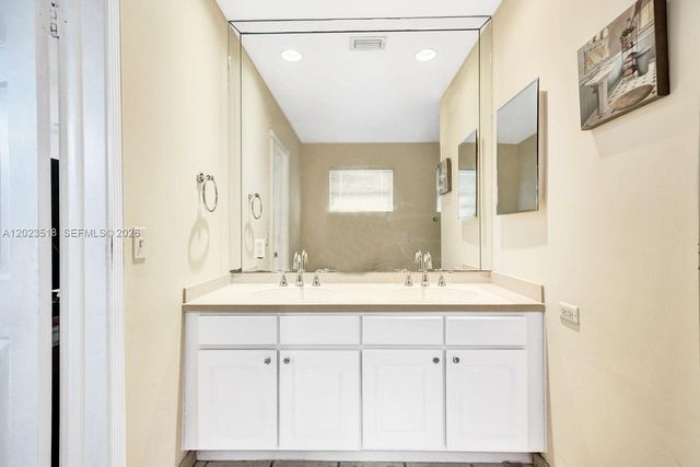 8521 SW 86th Ct, Miami, FL 33143