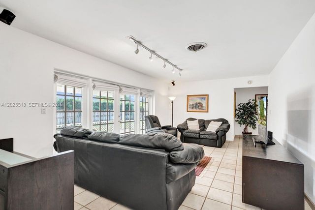 8521 SW 86th Ct, Miami, FL 33143