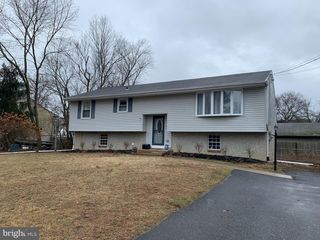 207 WALNUT AVE, Berlin, NJ 08009