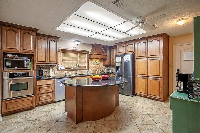 164 Shadowdale Street, Bridge City, TX 77611