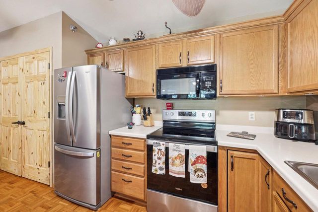 9213 S Aspen DRIVE #8, Oak Creek, WI 53154