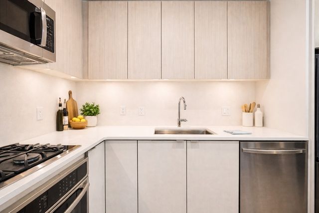 80 Fenwood Rd 706, Boston, MA 02115