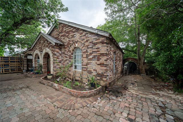 2746 Sharon Street, Dallas, TX 75211