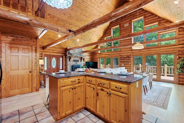 5633 Contour ROAD, Waterford, WI 53185