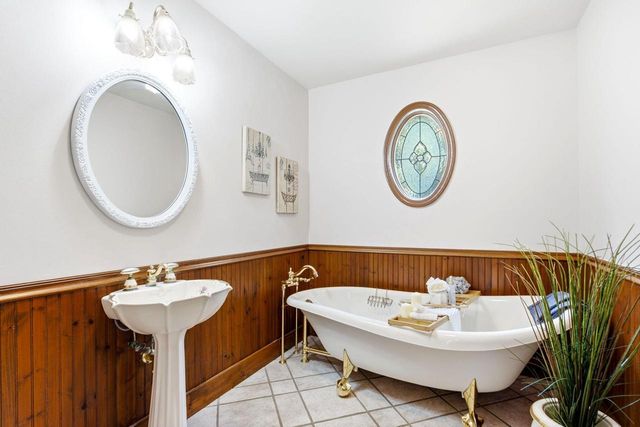 5633 Contour ROAD, Waterford, WI 53185